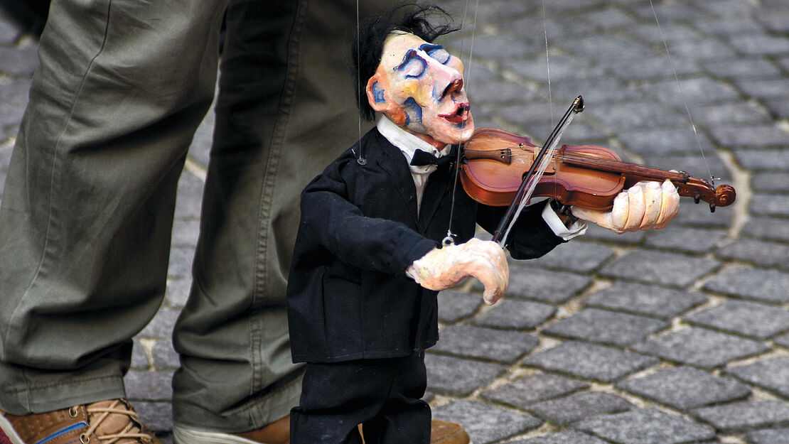 Weihnachtsgeschichte umrahmt mit Lieder und Figuren