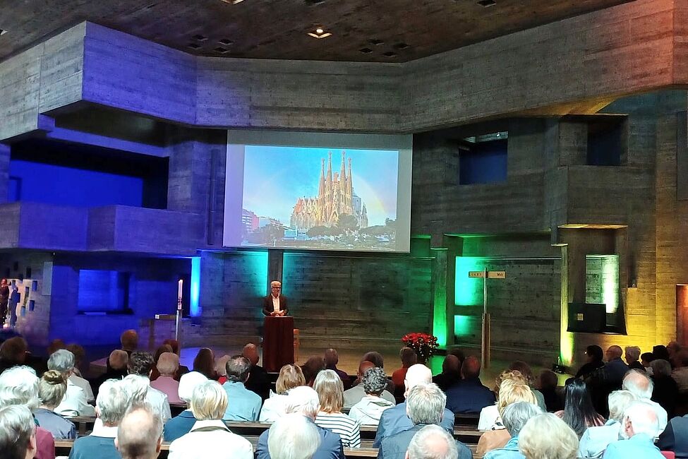 Die Kirche ist bunt, kreativ und voll