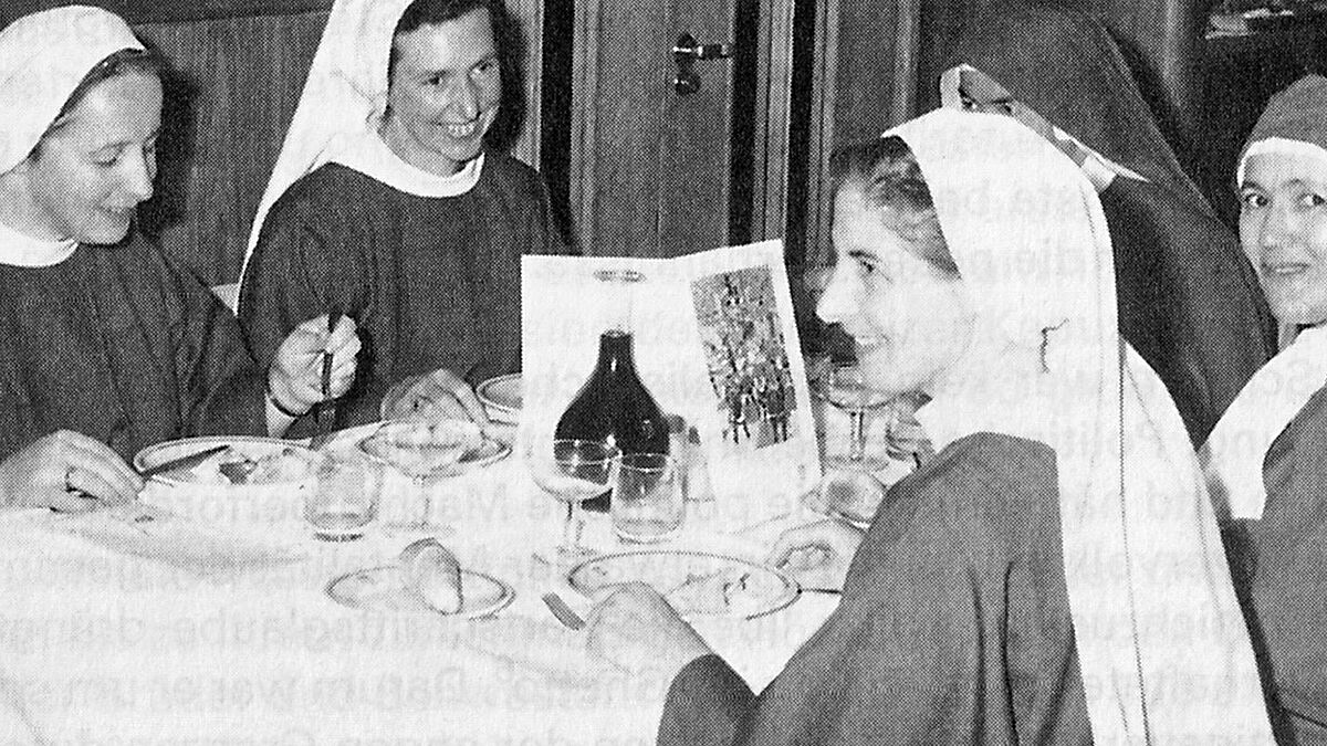 Sr. Immaculata Haas, Sr. Maria Theresia Wiederkehr, Sr. Paula Schmidlin (v.l.n.r.) im Speisesalon des Liniendampfers "Afrika".