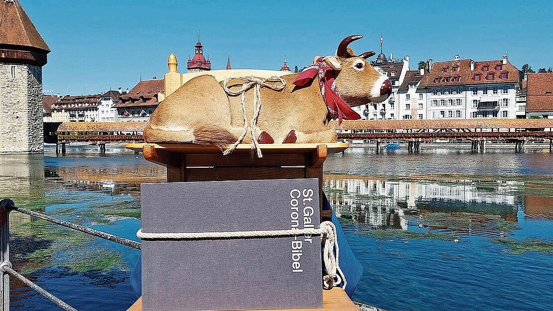 Die Bände der handgeschriebenen Coronabibel aus Sankt Gallen sind am Reussufer in Luzern angekommen. 
