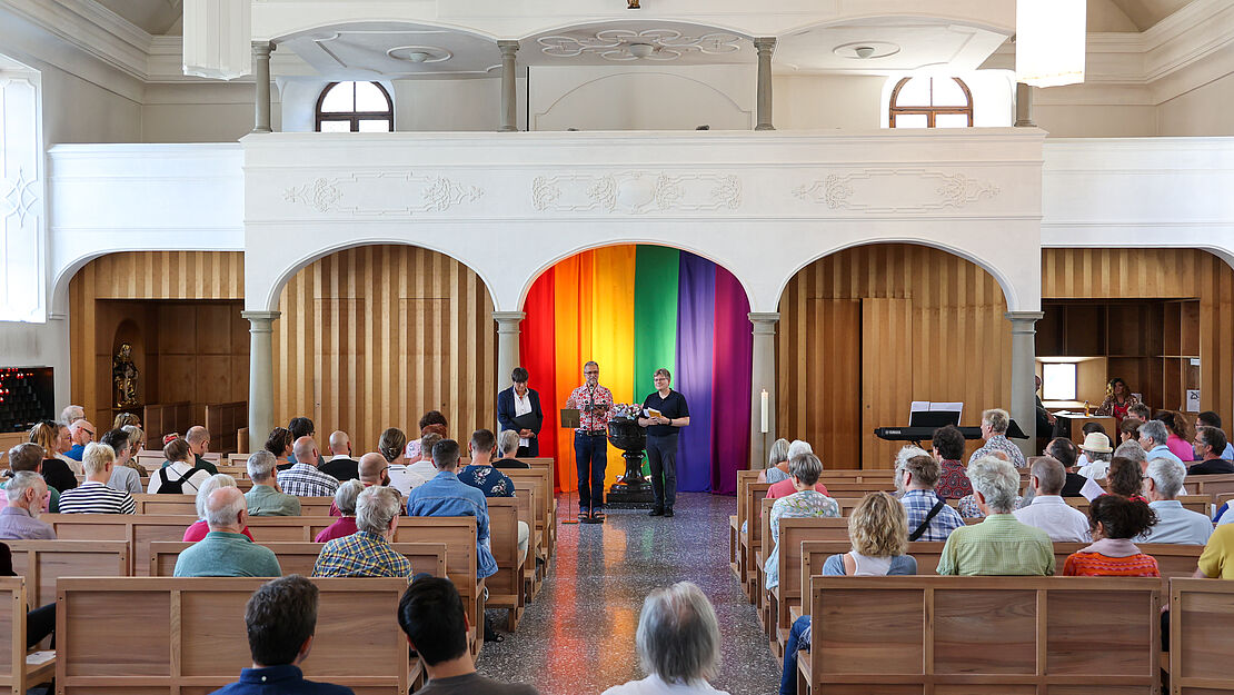 Der Innenraum der Peterskapelle beim Gottesdienst zur Pride Zentralschweiz 2022