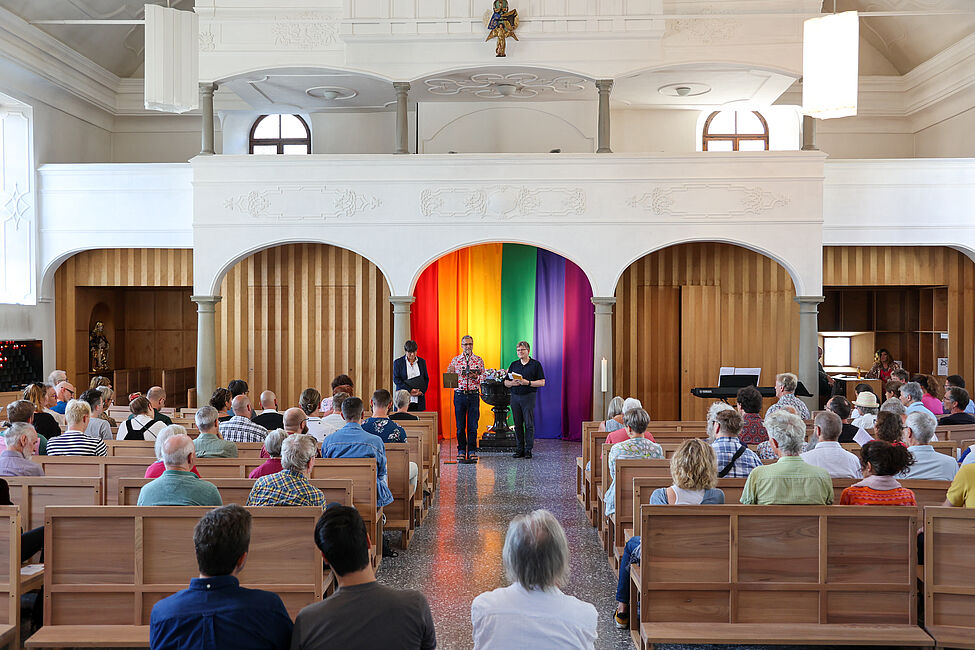 «Volle Kirche beim Pridegottesdienst»