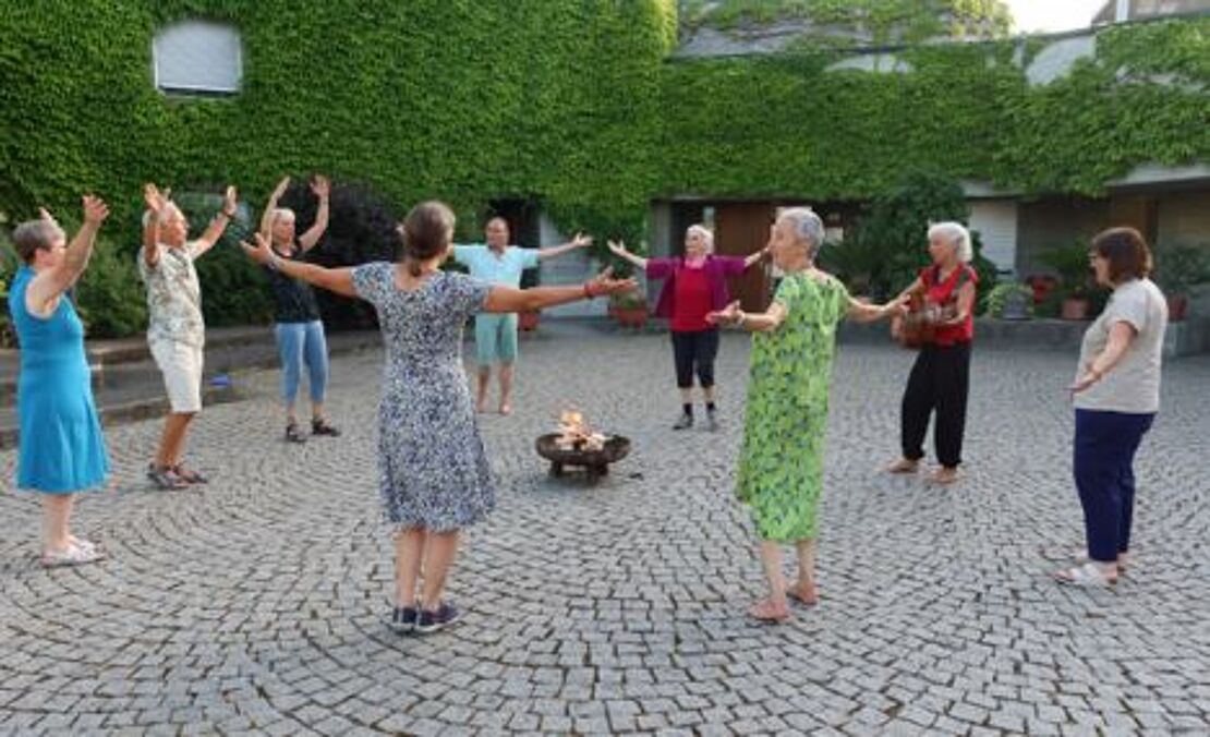 Universelle Friedenstänze am Tag des Friedens