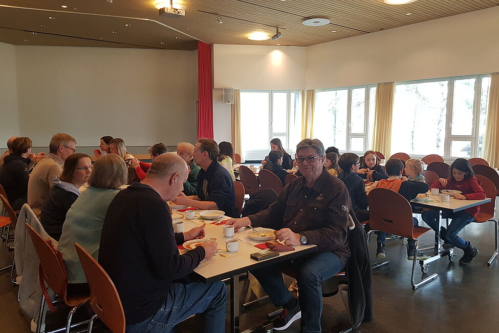 Klein und Gross an der Fastensuppe
