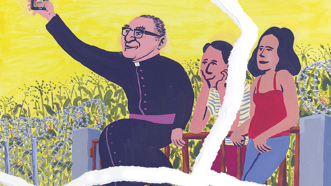 Graphik mit dem Martyrerbischof Óscar Romero und zwei Frauen, auf einem Zaun vor einem Feld sitzend und ein Selfie machend
