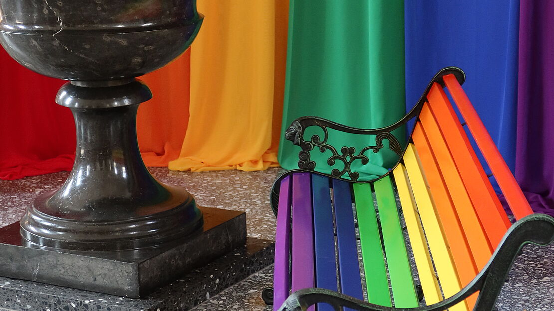 Regenbogenbank beim Taufbrunnen der Peterskapelle