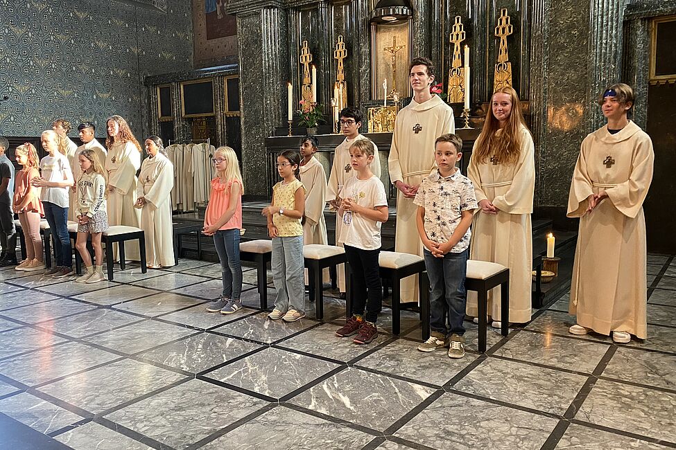 Acht neue Ministrantinnen und Ministranten