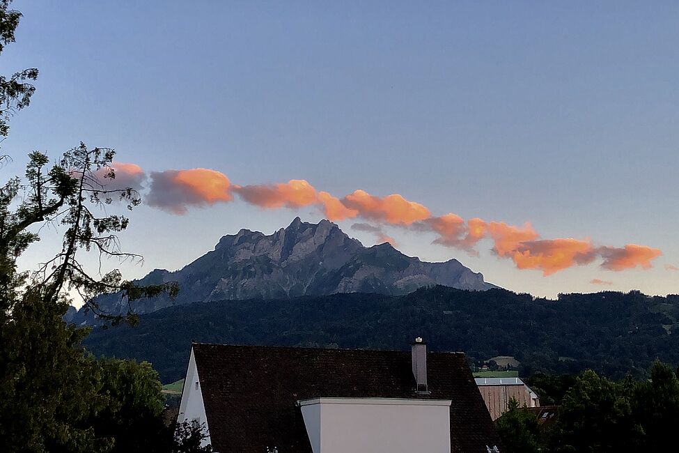 Hinter (dem) Pilatus
