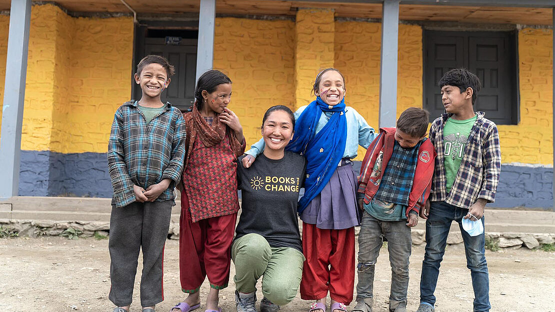 Schulkinder freuen sich über den Besuch von Pranita