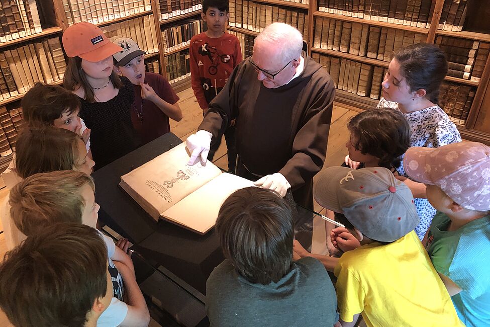 Kinder besuchen das Kloster