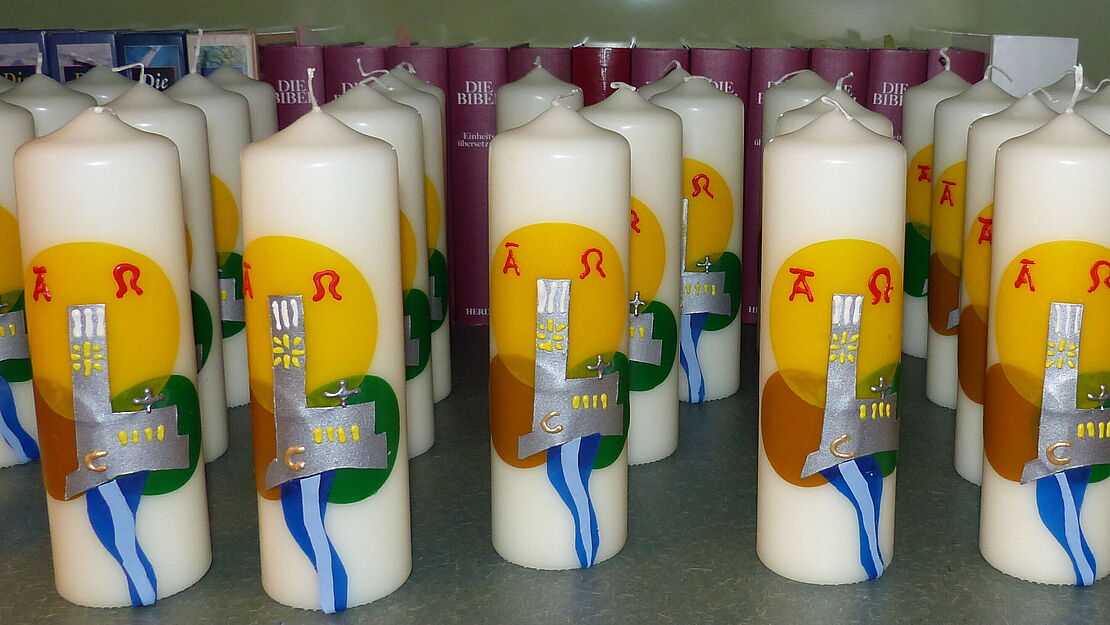 Osterkerzen verzieren