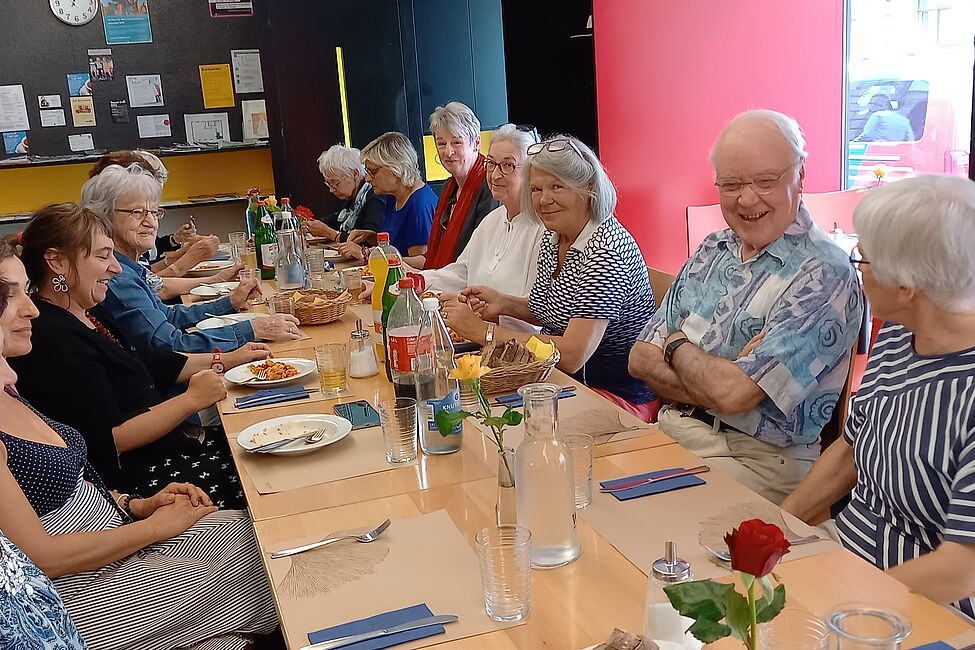 Chömed eifach cho ässe