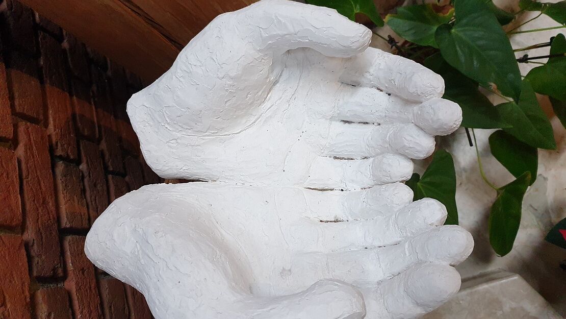Skulptur von Frau Stalder in der Kapelle des Elisabethenheims.  Foto: Brigitte Amrein