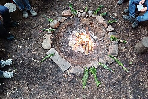 Sommerfeuer am Höhepunkt der (Kräuter-)Kraft