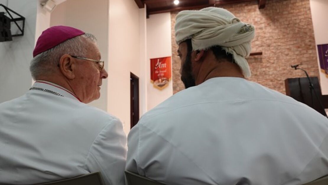 Der Bischof von Arabien im Gespräch mit dem Kulturbeauftragten von Abu Dhabi