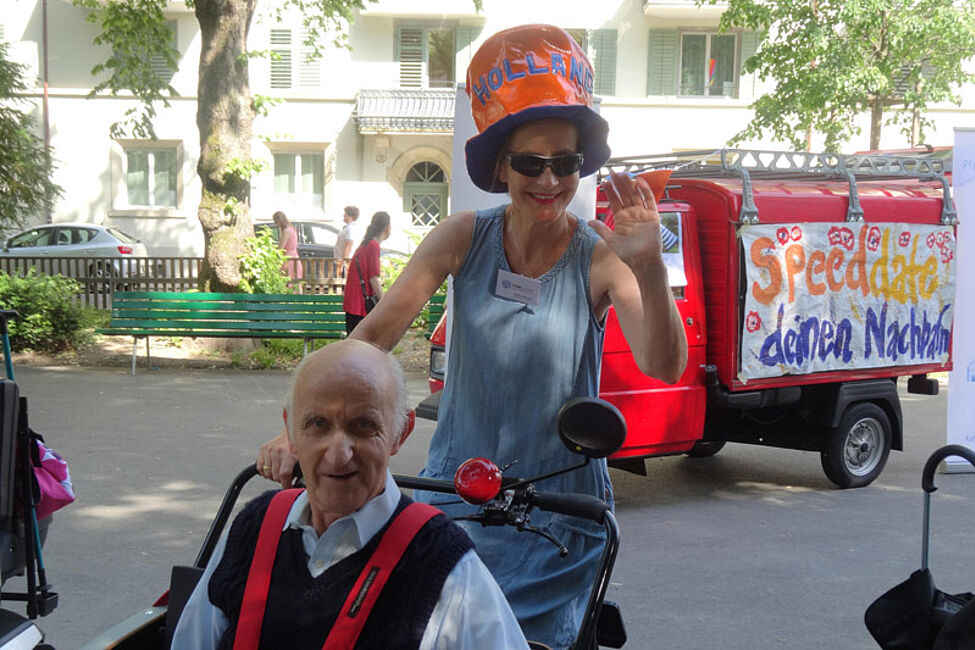 Vorbeikommen und einander begegnen