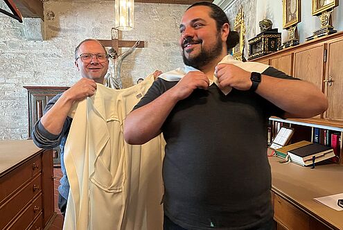 Diskret im Hintergrund