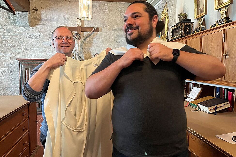 Diskret im Hintergrund