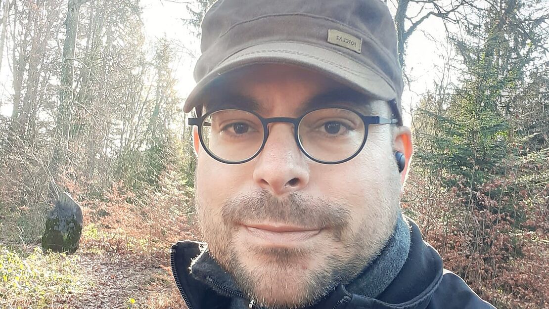 Portrait von Andreas Stirnimann im Wald