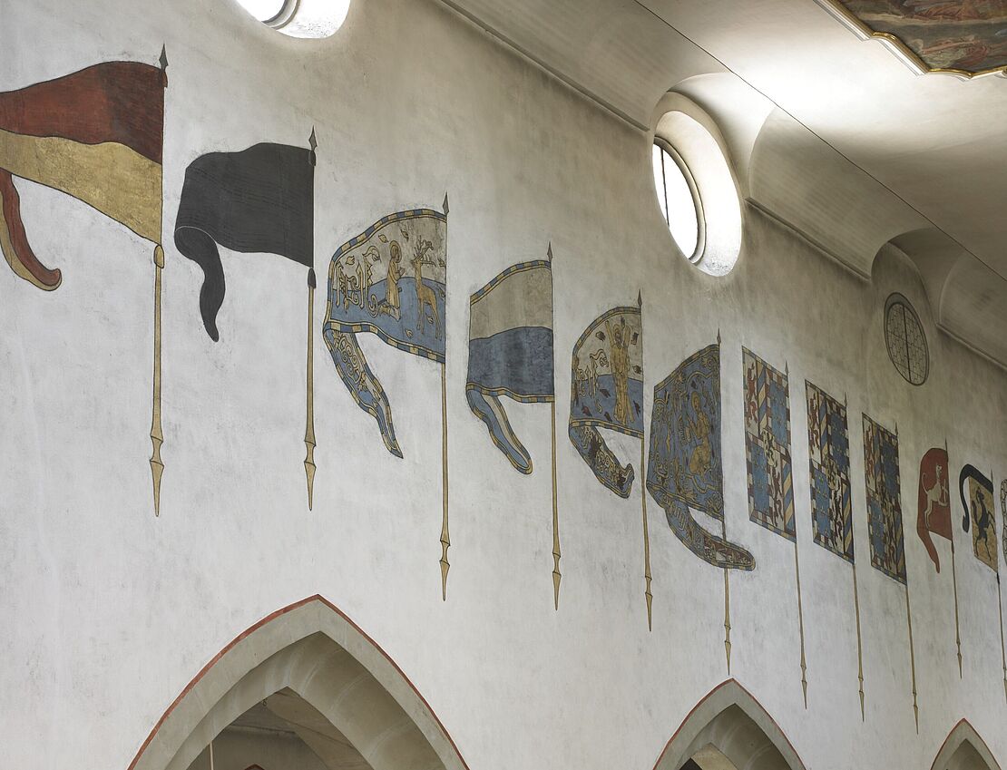 Kriegsspuren im Gotteshaus: Die Fahnenfresken der Franziskanerkirche