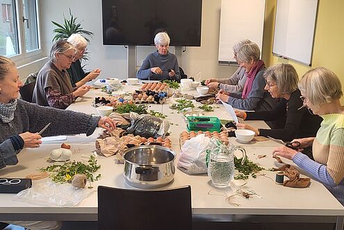 Kreative Helferinnen beim Ostereierfärben