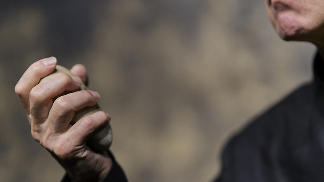 Stein in einer geschlossenen Faust