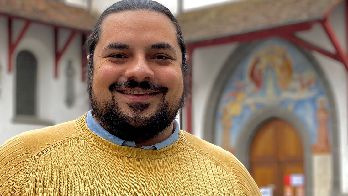 Simone Parise strahlt vor «seiner» Franziskanerkirche. Foto: Andrea Zimmermann