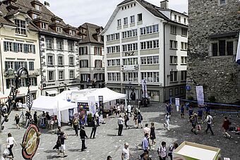 Informationsstände auf dem Luzerner Kornmarkt.  