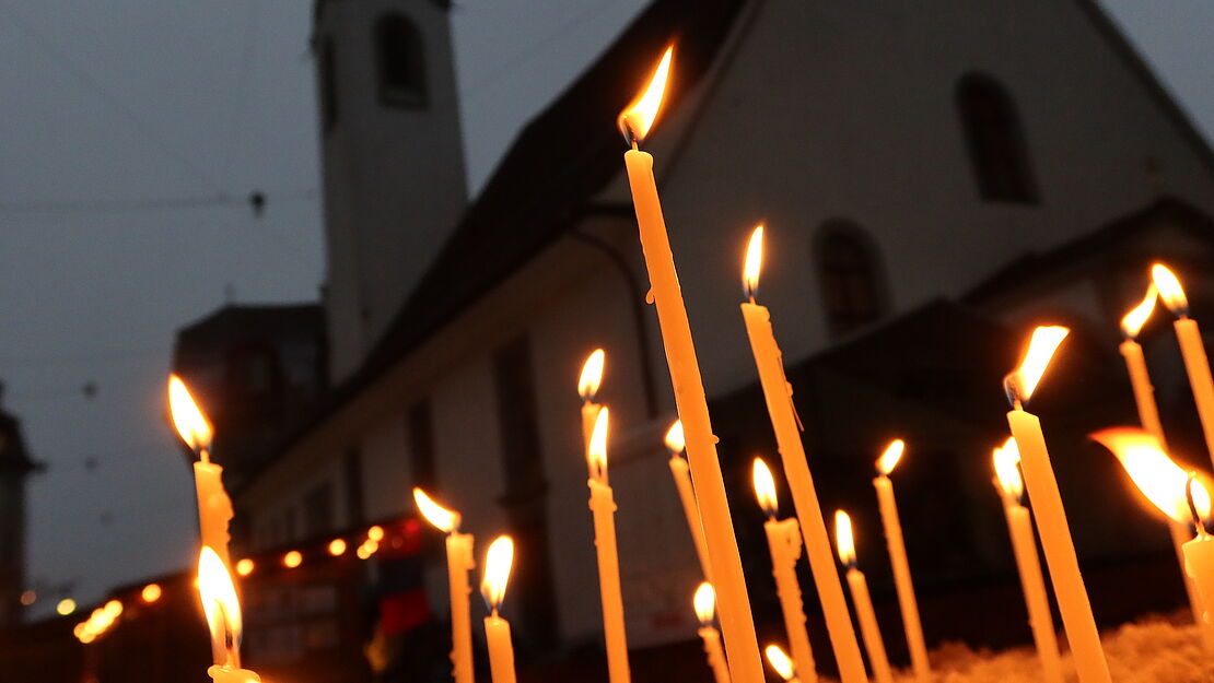 flackernde Kerzen vor der abendlichen Peterskapelle