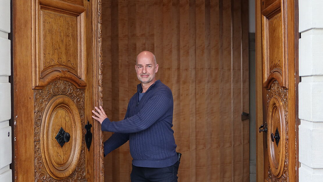 Der Sakristan Pius Birrer öffnet das Hauptportal der Luzerner Peterskapelle. 