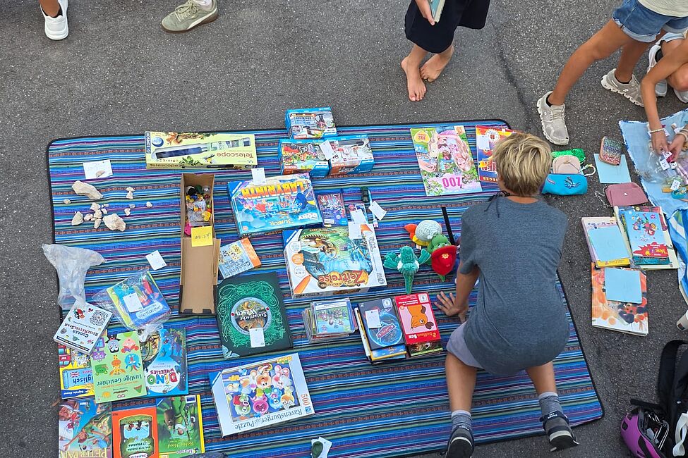 Kinderflohmarkt auf dem Schulhausplatz Wartegg