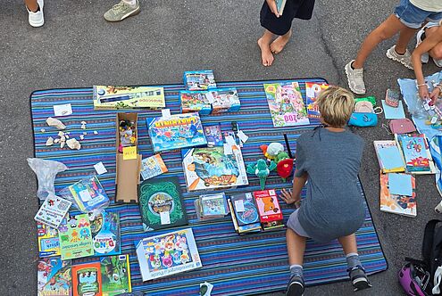 Kinderflohmarkt auf dem Schulhausplatz Wartegg