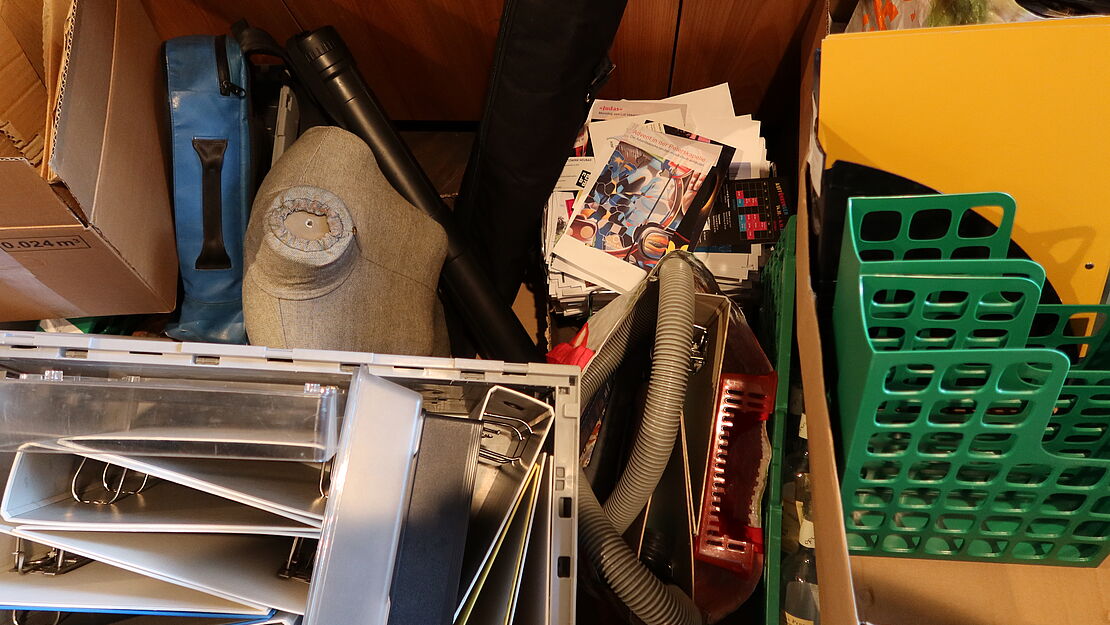 Altpapier, alte Ordner und sonstiges Gerümpel, das zur Entsorgung gesammelt ist. 