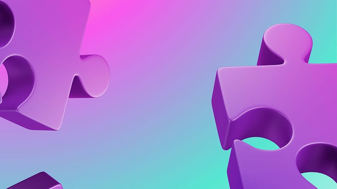 fliegende violette Puzzleteile vor einem farblich verlaufenden Hintergrunde