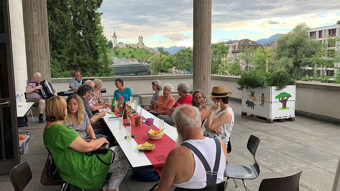 Sommerapéro auf der Kirchenterasse