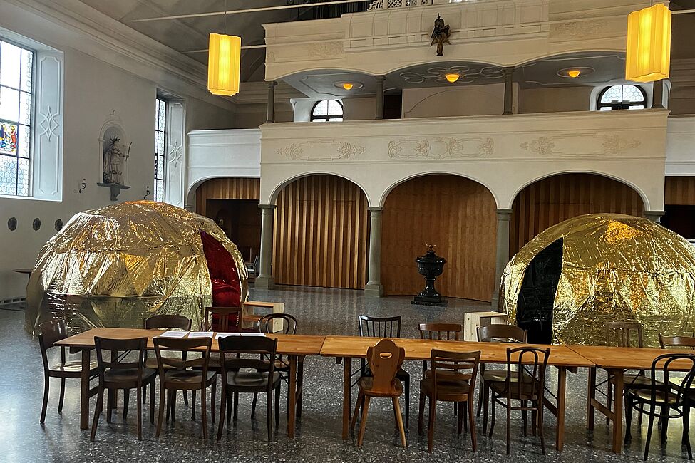 Between Bubbles: Begehbare Installation in der Peterskapelle ist eröffnet!