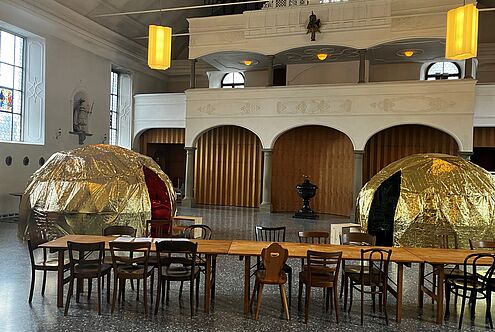 Between Bubbles: Begehbare Installation in der Peterskapelle ist eröffnet!