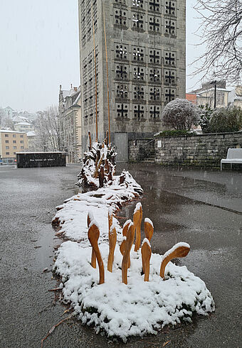 Die Kunstinstallation von Kari Joller auf dem Kirchenplatz MaiHof geht der Frage «Zerbrochen – und jetzt…?» nach. (Fotos: Mitarbeitende MaiHof)