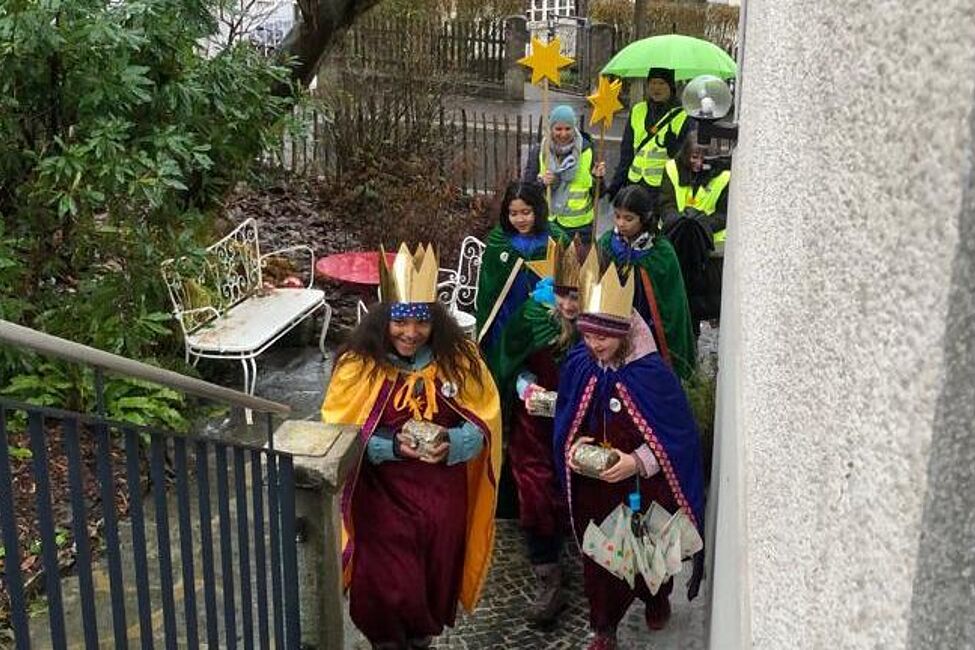 Die Sternsinger:innen brachten Farbe in den regnerischen Alltag