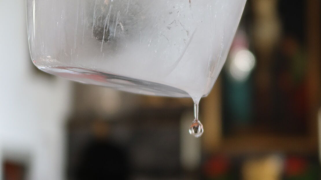 Ein schmelzender Eisblock tropft in der Peterskapelle vor sich hin