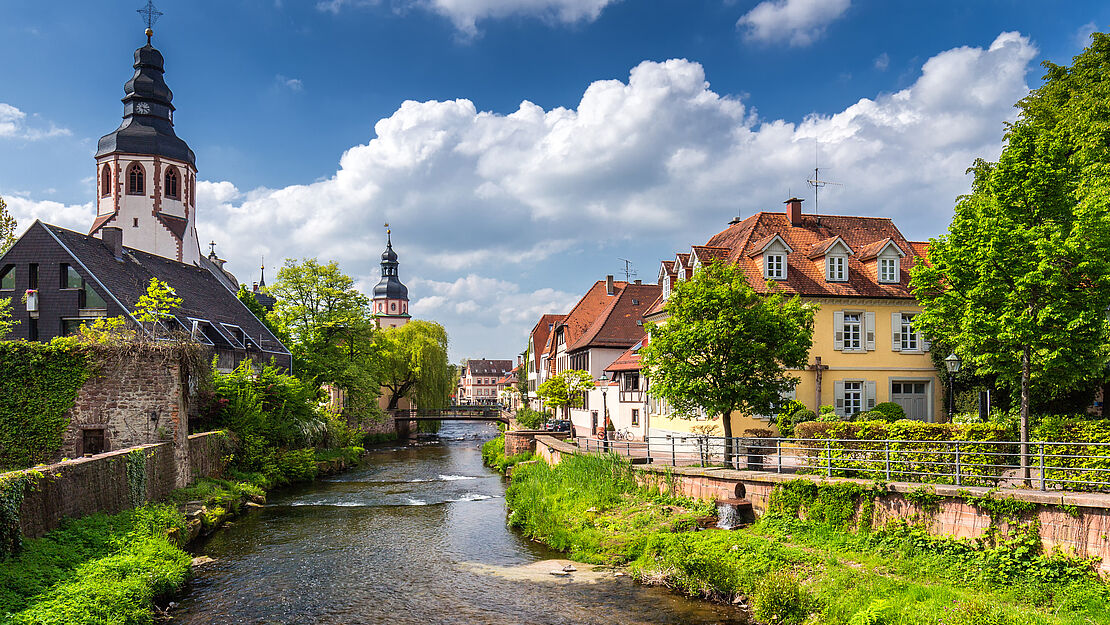 Die Alb, Fachwerkhäuser und barocke Bauten schmücken die Altstadt von  Ettlingen, dem «Hauptquartier» unserer Reise. Foto: DaLiu/shutterstock.com