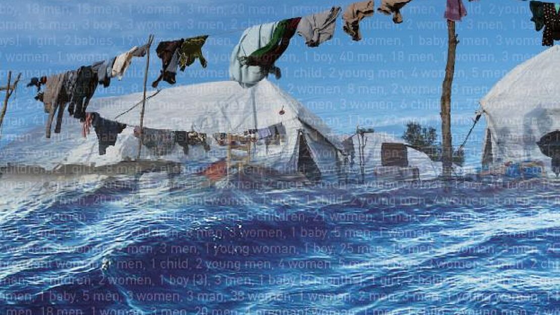 Flüchtlingscamp vor Meereswellen