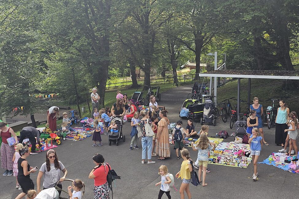 Kinderflohmarkt auf dem Schulhausplatz 
